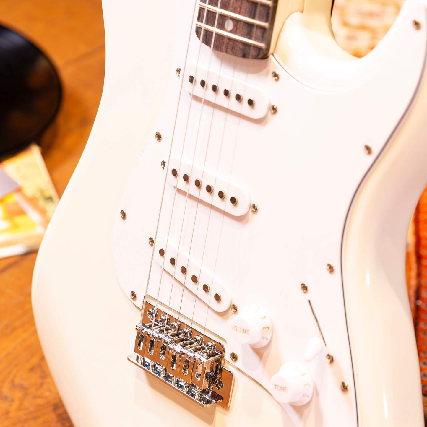 Max Gigkit White Beginner Electric Guitar Kit – Complete Guitar Starter Pack with 6 Months Lessons, Amplifier, Strap, and Accessories – Ideal Beginner Electric Guitars Set for New Players