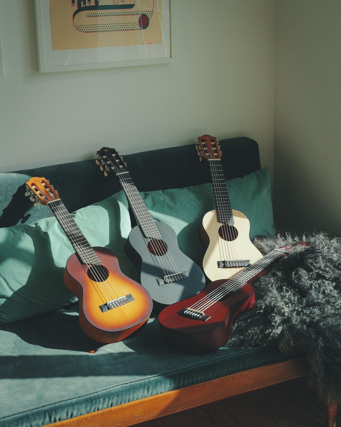Yamaha Acoustic Guitalele, GL1 – A Hybrid Between Guitar and Ukulele (70 cm) with 6 Strings (3 Nylon/3 Metal Wound, Commonly Known as a Nylon String Set) and Fitted Yamaha Gigbag – Black